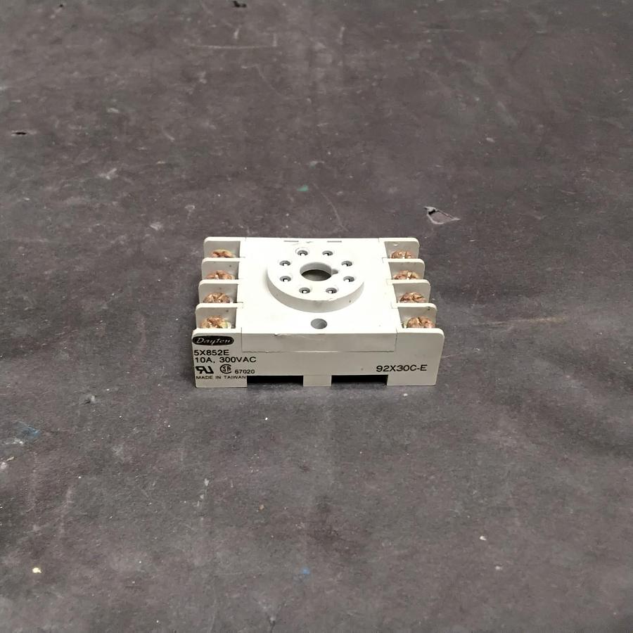 Used DAYTON 5X852E RELAY SOCKET 300VAC ($7.99 OBO)