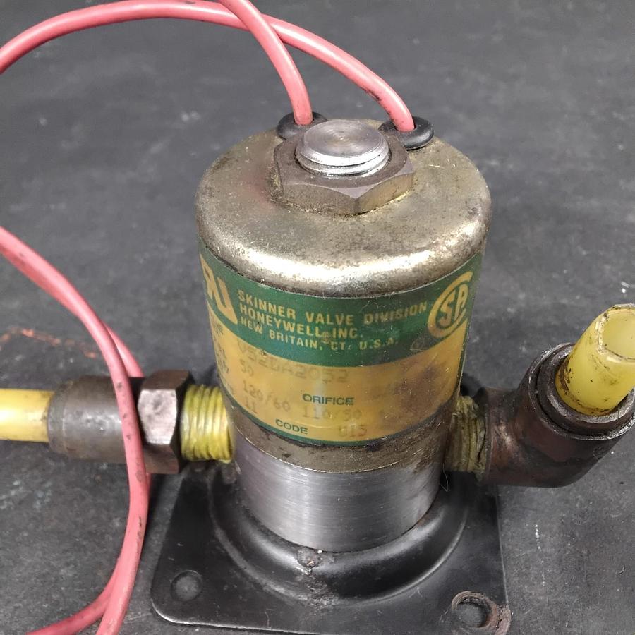 Used HONEYWELL SKINNER VALVE V52DA2052 SOLENOID VALVE ($50 OBO)