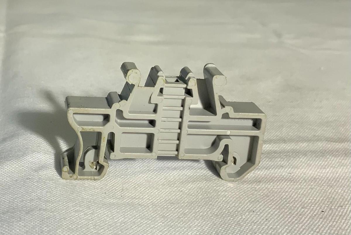 Used PHOENIX CONTACT CLIPFIX 35 ($1/EACH OBO)