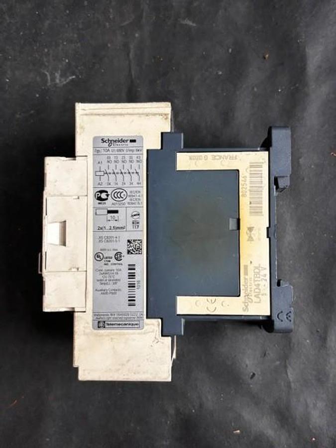Used SCHNEIDER ELECTRIC CAD503BD CONTROL RELAY
