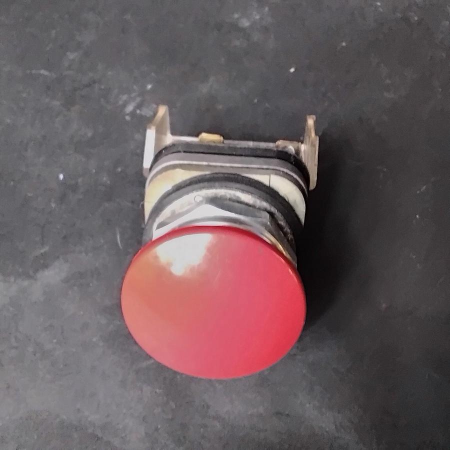 Used ALLEN-BRADLEY 800T-XD2 PUSHBUTTON ($25 OBO)