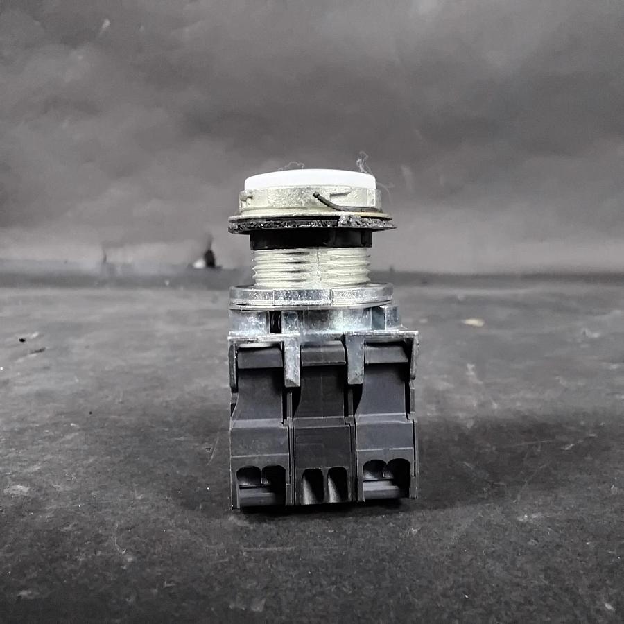 Used ALLEN BRADLEY 800F-Q10 SER A WHITE PUSHBUTTON ($20 OBO)