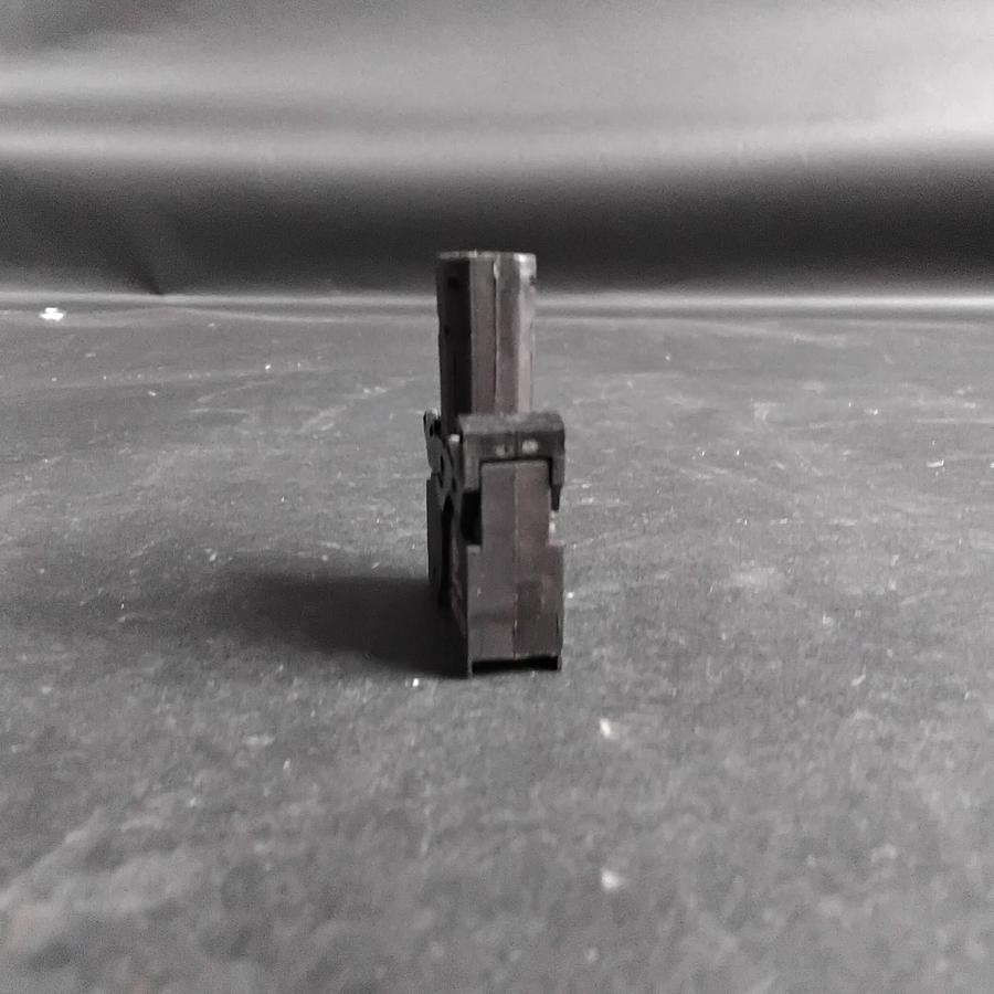 Used SIEMENS 3SB3403-1PB CONTACT BLOCK ($15 OBO)