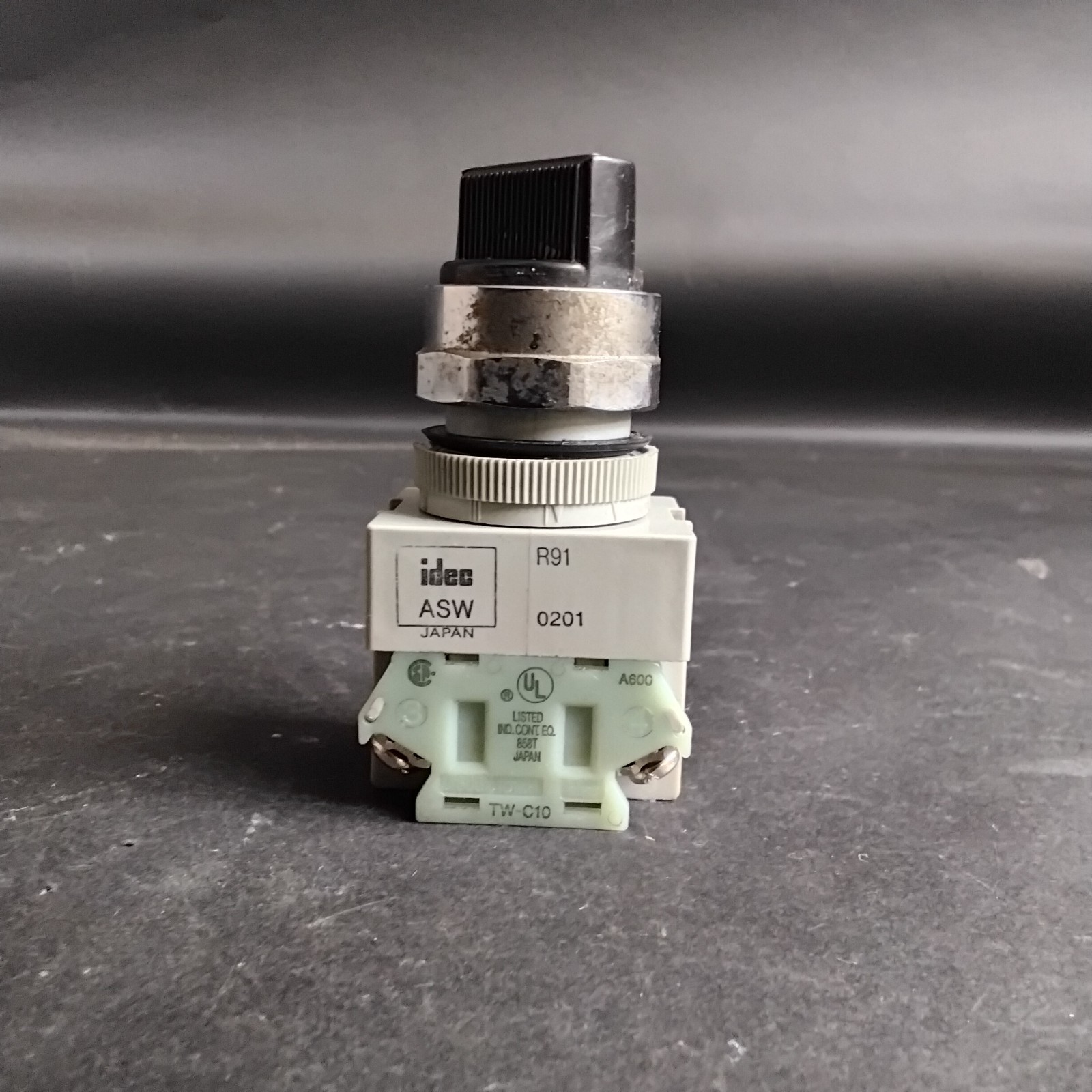 Used IDEC A8W211 PUSHBUTTON ($12 OBO)