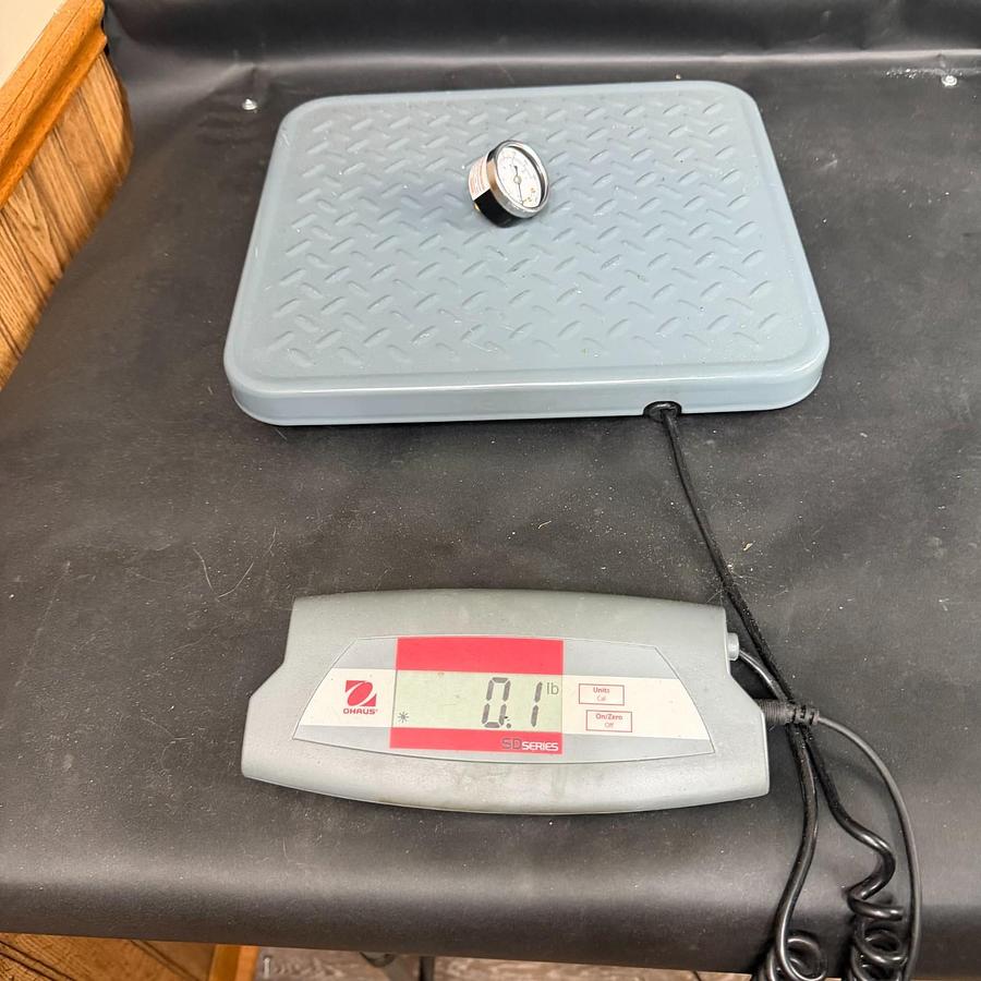 Used UNBRANDED 0-11 BAR PRESSURE GUAGE