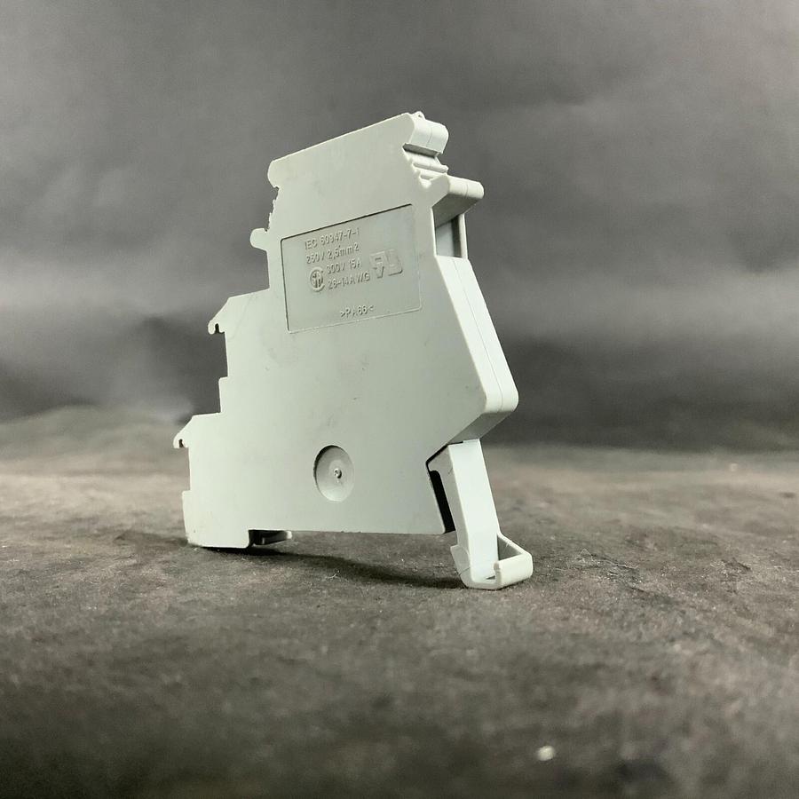 Used PHOENIX CONTACT TYPE DIK 1,5 TERMINAL BLOCK ($6 OBO)