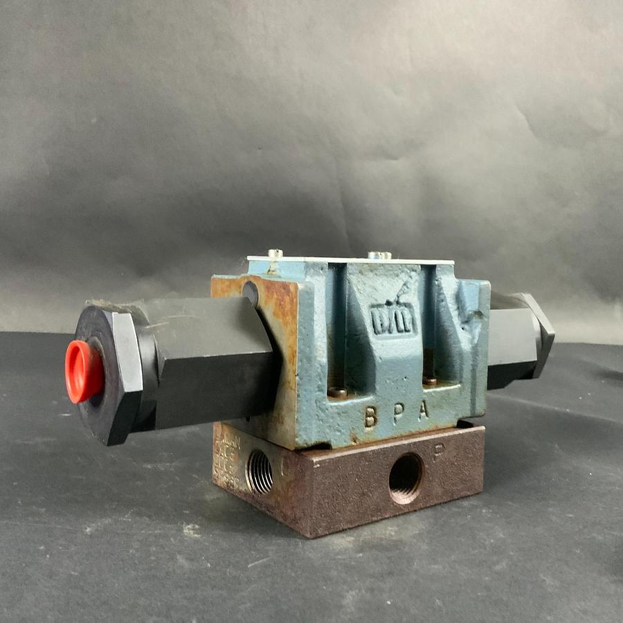 Used DYNEX 6930-D05-10 HYDRAULIC DIRECTIONAL VALVE ($150 OBO)