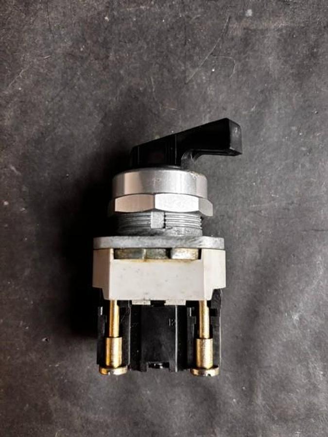 Used ALLEN BRADLEY 800T-J17 SELECTOR SWITCH ($15 OBO)