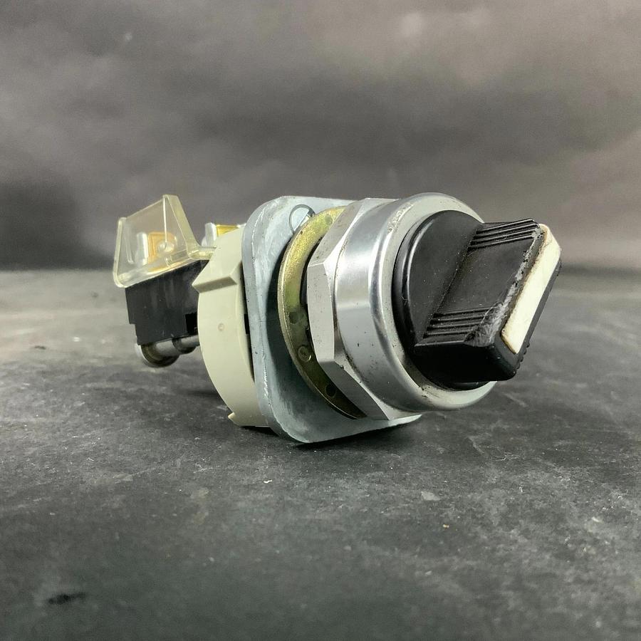 Used ALLEN BRADLEY 800-H2A SERIES T SELECTOR SWITCH ($12 OBO)