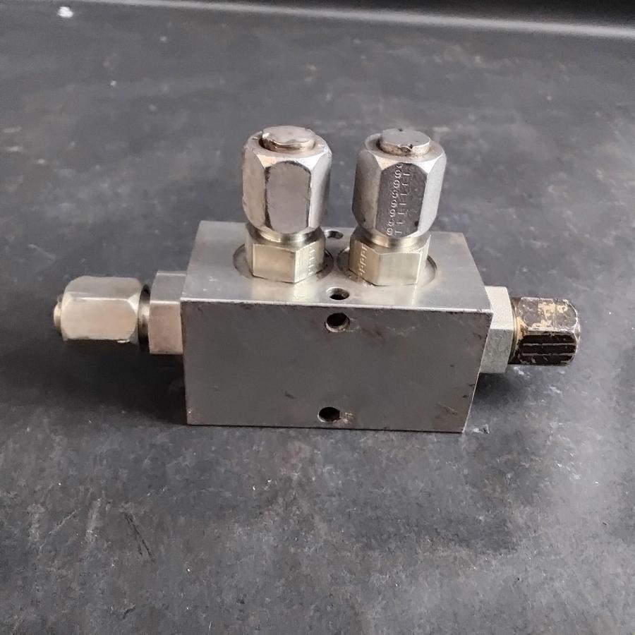 Used DATUM-A-INDUSTRIES HS000-02-6 HYDRAULIC MANIFOLD ($25 OBO)