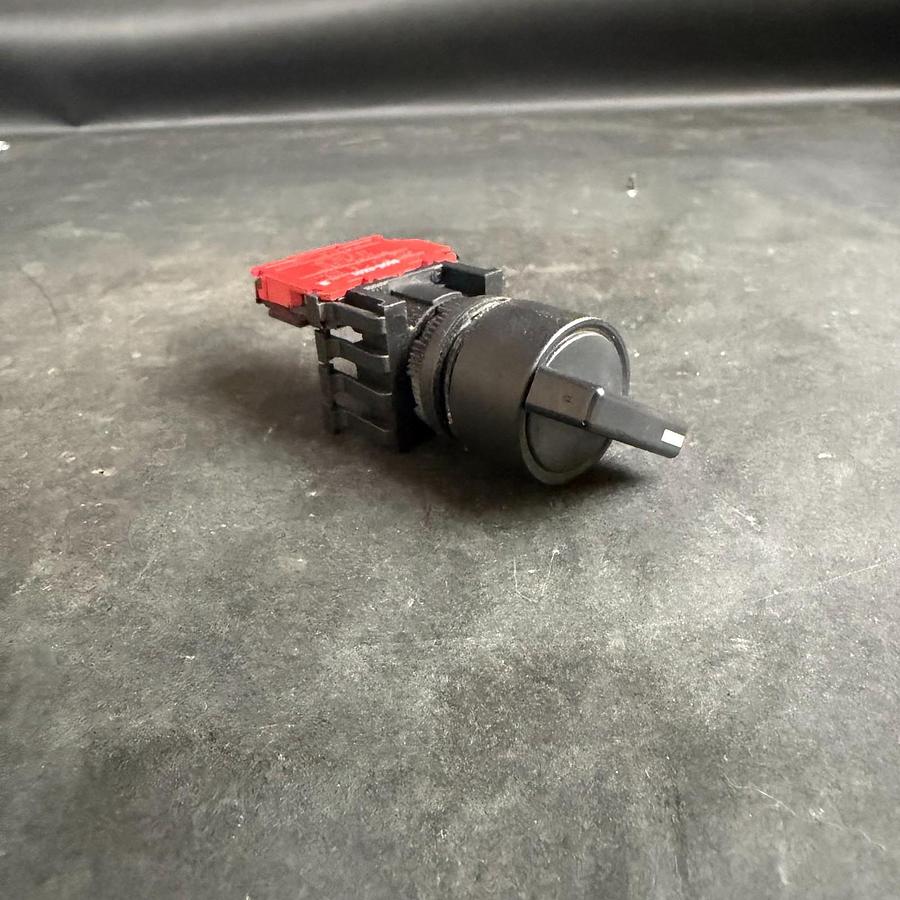 Used ALLEN BRADLEY 800E-4X01 SELECTOR SWITCH ($20 OBO)