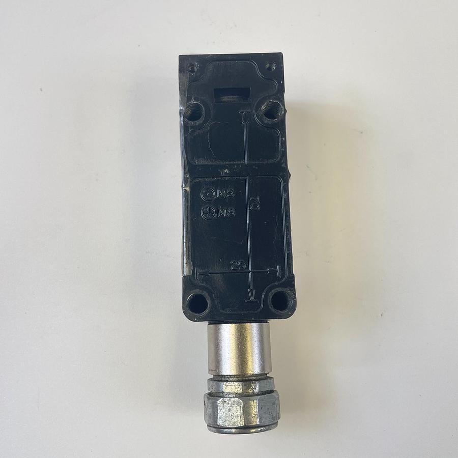 Used FORTRESS INTERLOCKS 0542 0847 STOP SWITCH SAFETY INTERLOCK INDUSTRIAL CONTROL