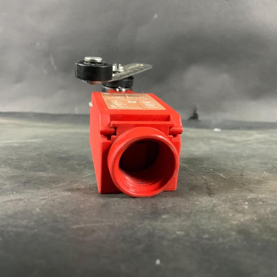 Used ALLEN BRADLEY EN-1088 LIMIT SWITCH W/ ROLLER ($40 OBO)