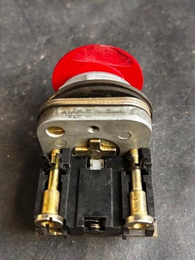 Used ALLEN BRADLEY 800T-FRXTQH24RA1 PUSHBUTTON SWITCH ($15 OBO)