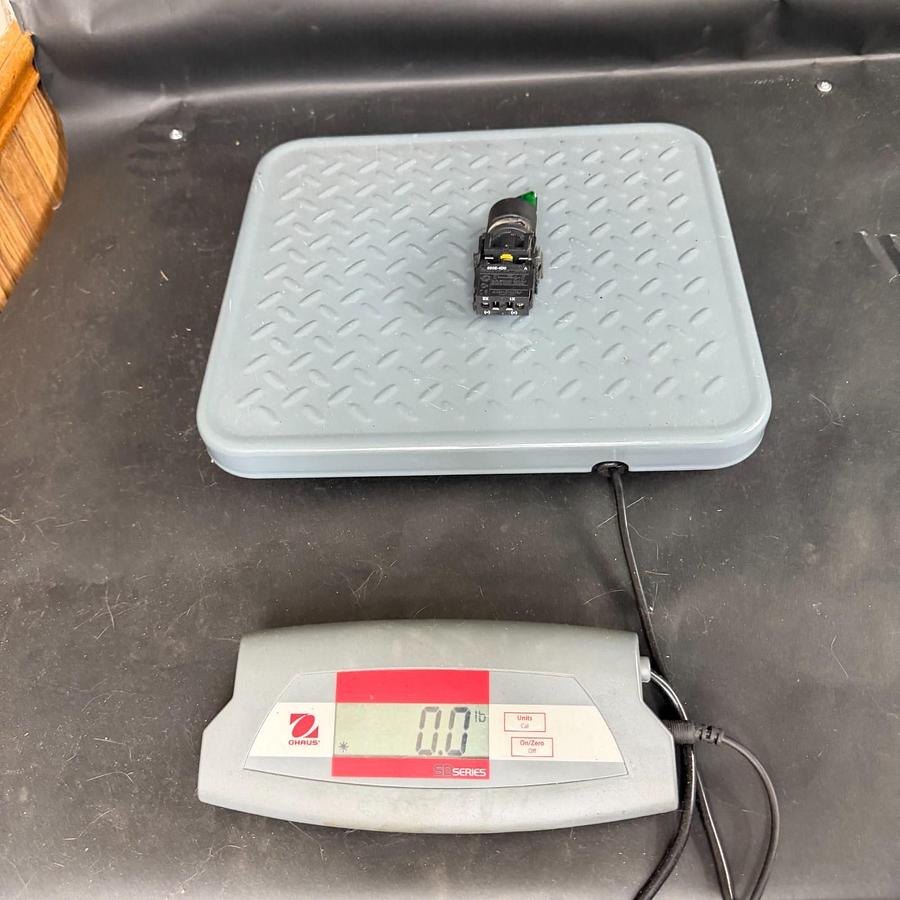 Used ALLEN BRADLEY 800E-4D0 GREEN SELECTOR SWITCH ($18 OBO)
