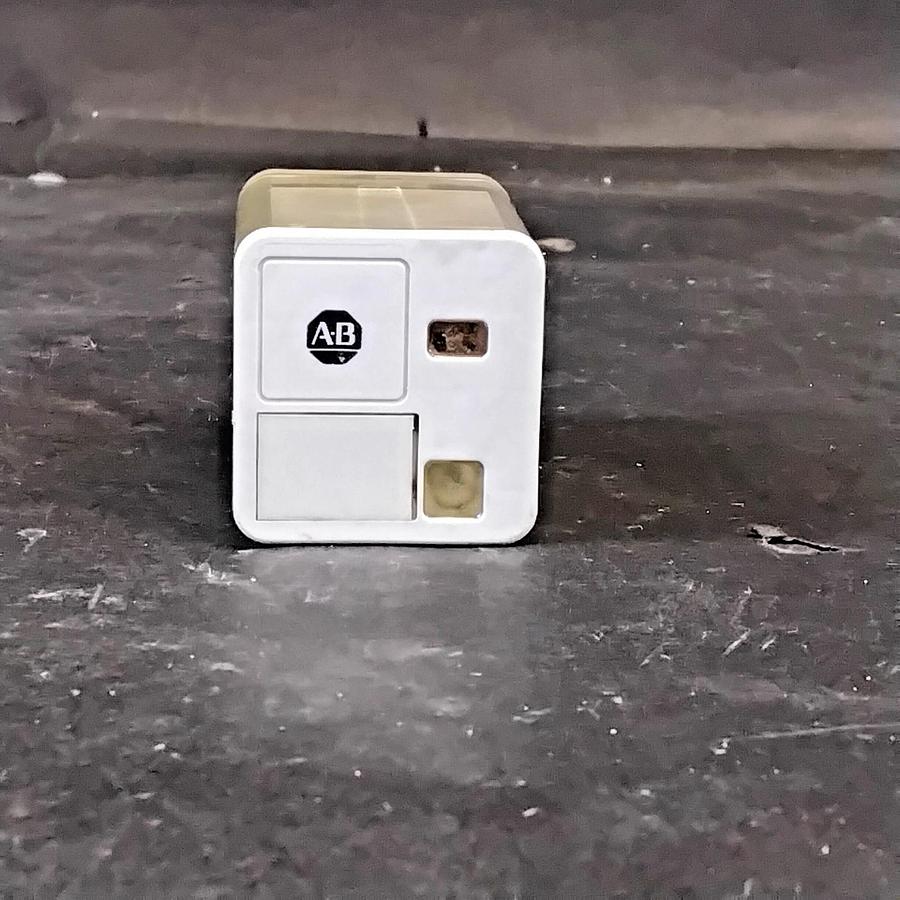 Used ALLEN BRADLEY 700-HA32Z4-SERIES C ($7 OBO)