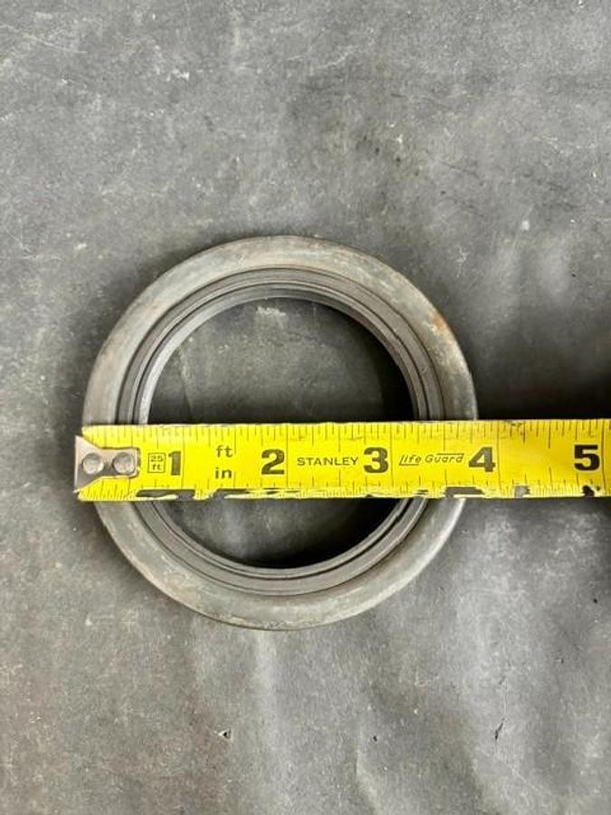 Used CHICAGO RAWHIDE 27471 OIL SEAL - GROUP OF 2