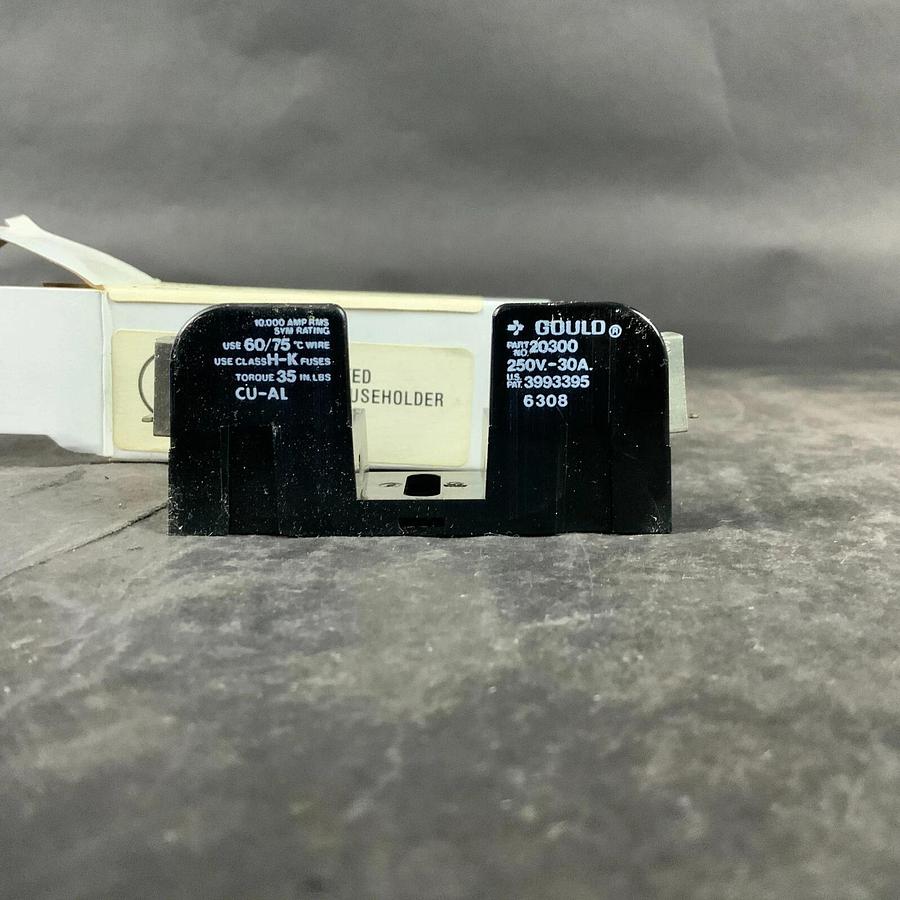 Used FERRAZ SHAWMUT 20300 FUSE BLOCK ($5 OBO)