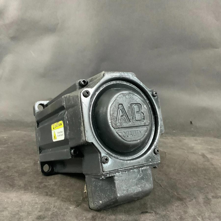 Used ALLEN BRADLEY MPL-B420P-MJ22AA SERVO MOTOR ($825 OBO)