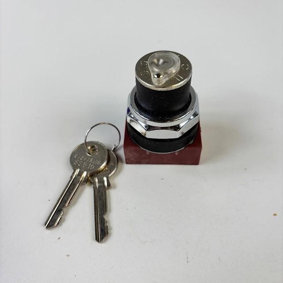Used SIEMENS 3SB02-3BHC2 KEYED SELECTOR SWITCH
