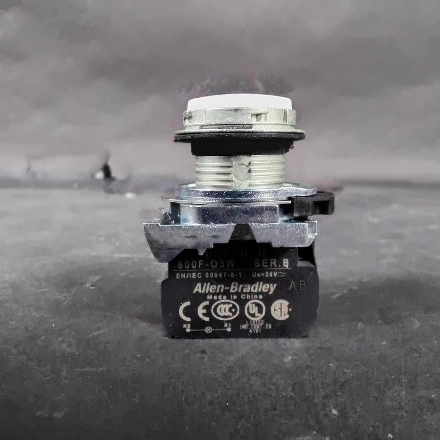 Used ALLEN BRADLEY 800F-Q3W SER B WHITE PILOT LIGHT ($15 OBO)