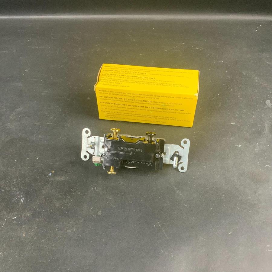 Used HUBBELL CS320W 3-WAY SWITCH ($9 OBO)