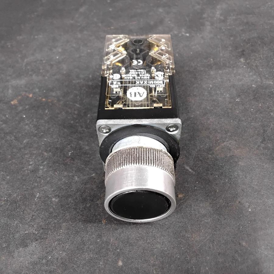 Used ALLEN BRADLEY 800MR-A2 WITH 800M-XAK CONTACT BLOCK ($15 OBO)