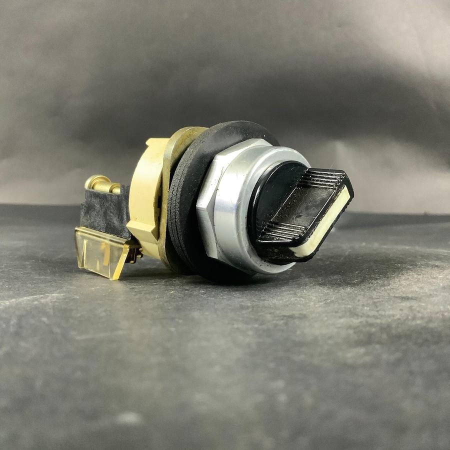 Used ALLEN BRADLEY 800T-H2 SERIES T POSITION SELECTOR SWITCH ($30 OBO)