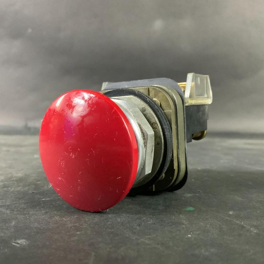 Used ALLEN BRADLEY 800T-D RED PUSHBUTTON ($40 OBO)