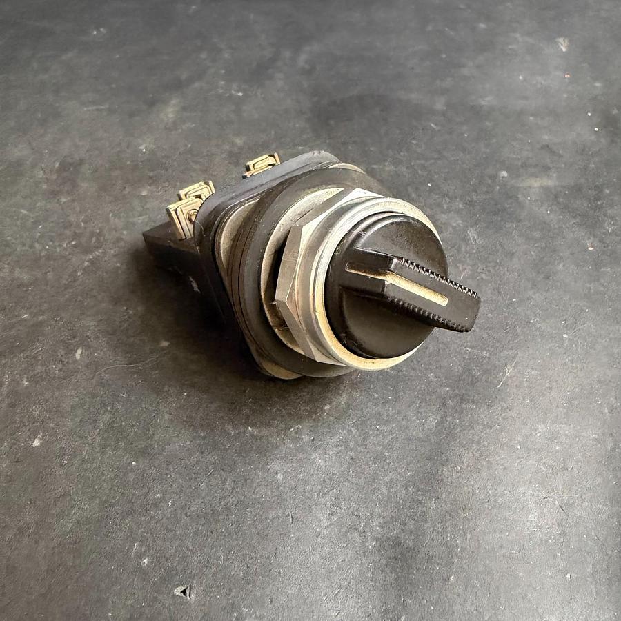 Used ALLEN BRADLEY 800T-H2A PILOT DUTY SELECTOR SWITCH ($20 OBO)