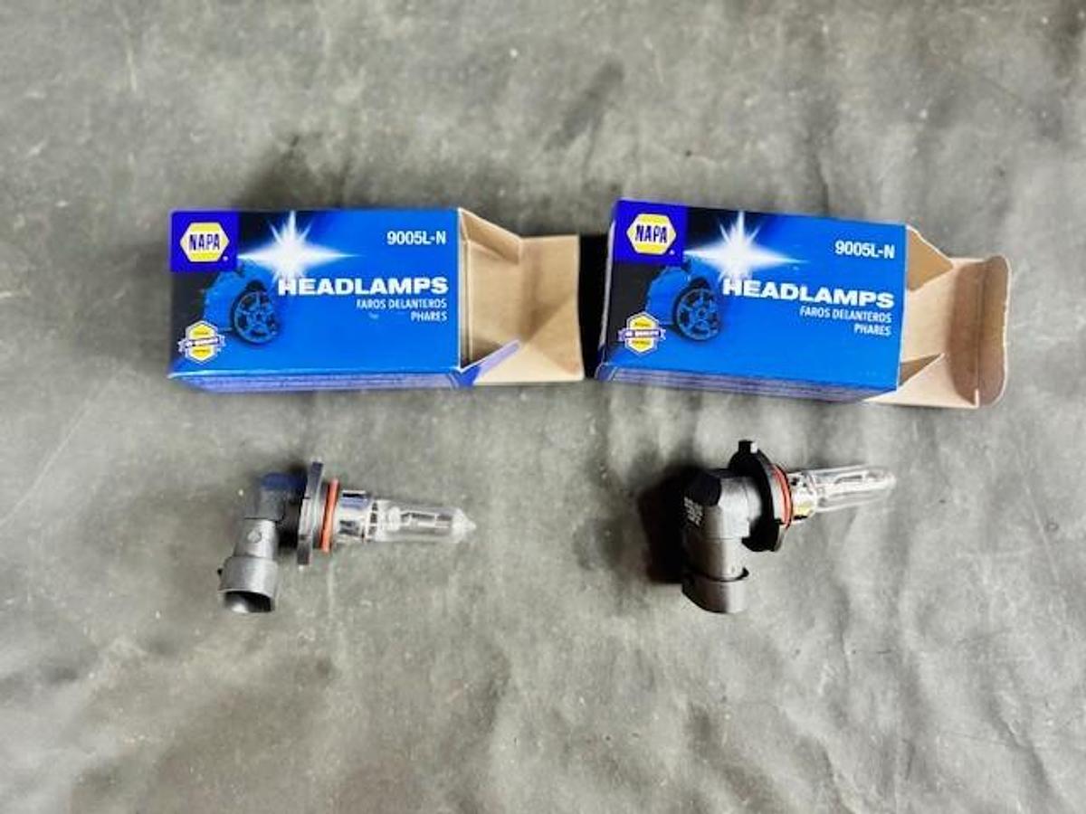 Used NAPA 9005L-N HEADLIGHT BULBS 2PCS