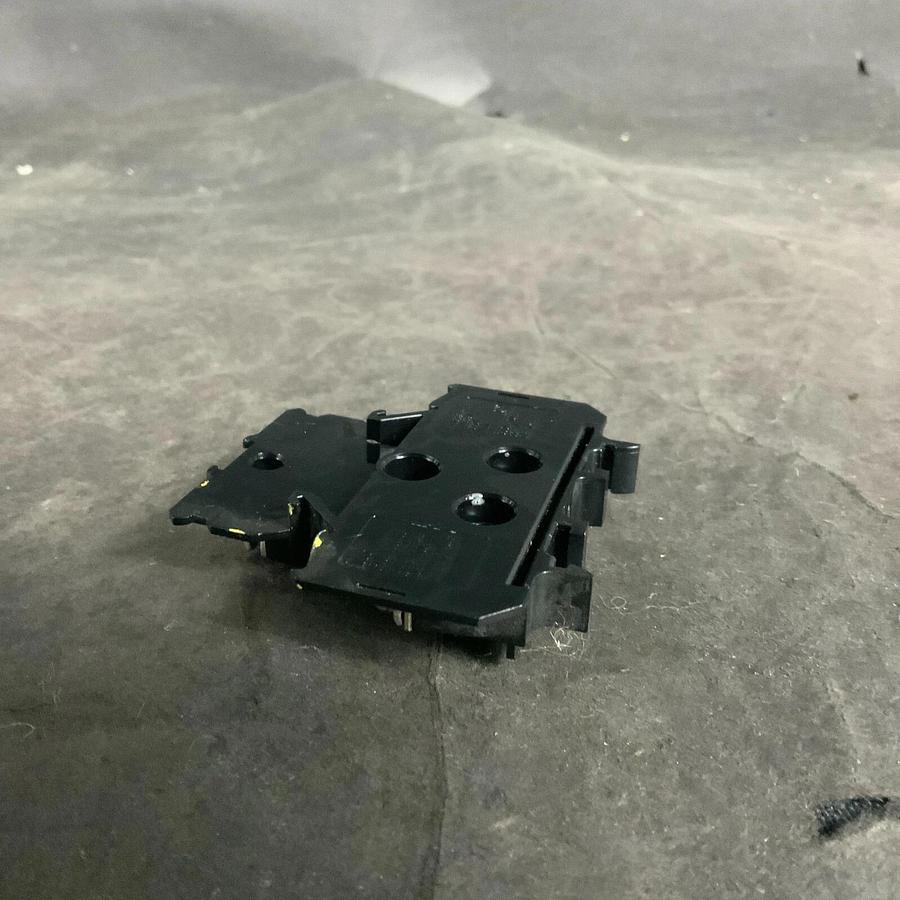 IDEC BNDH15W TERMINAL BLOCK ($3 OBO)