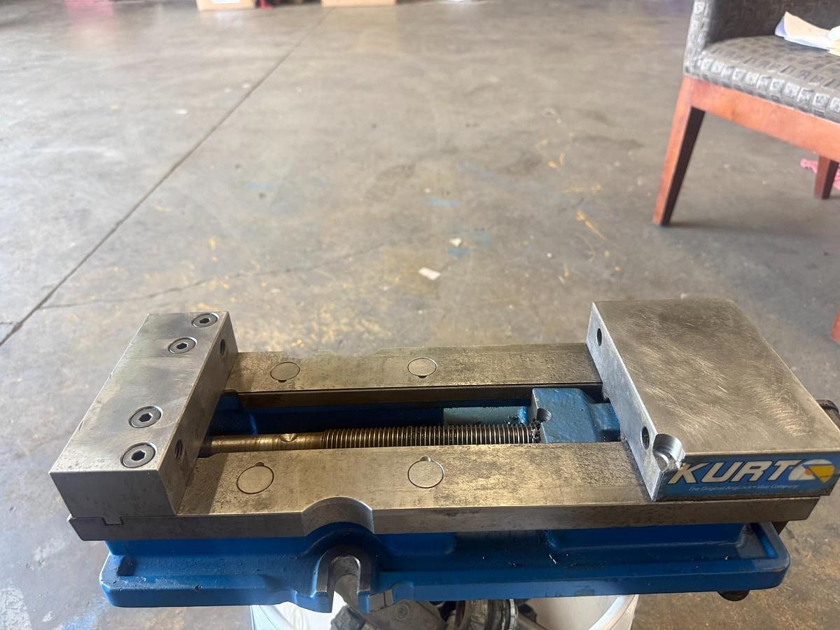 Used KURT DX6 CROSSOVER 10” MILLING MACHINE VISE