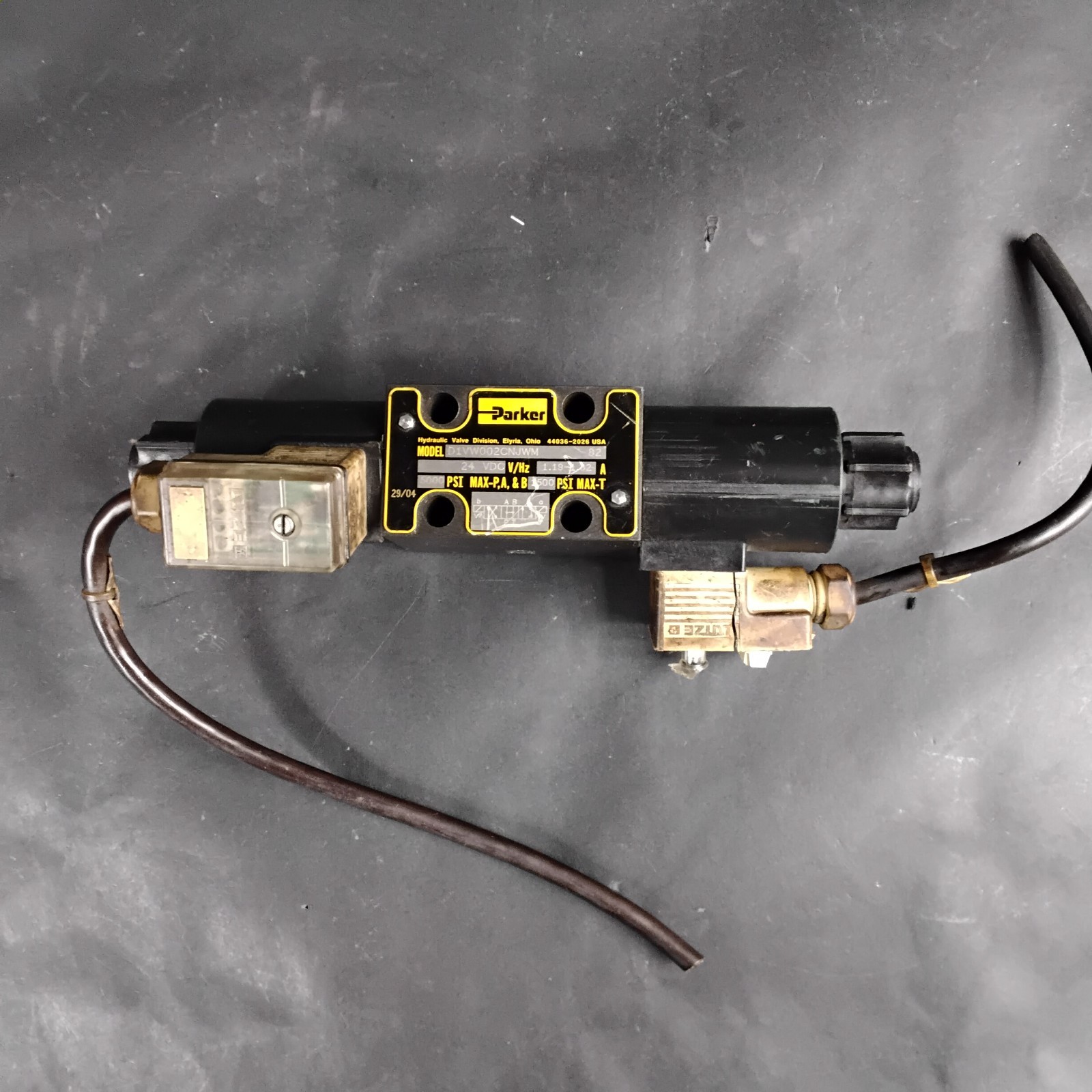 Used PARKER D1VW002CNJWM HYDRAULIC VALVE ($70 OBO)