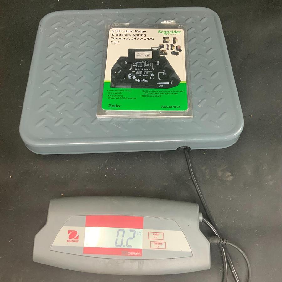 SCHNEIDER RSLZRA1 SPDT SLIM RELAY & SOCKET ($10 OBO)