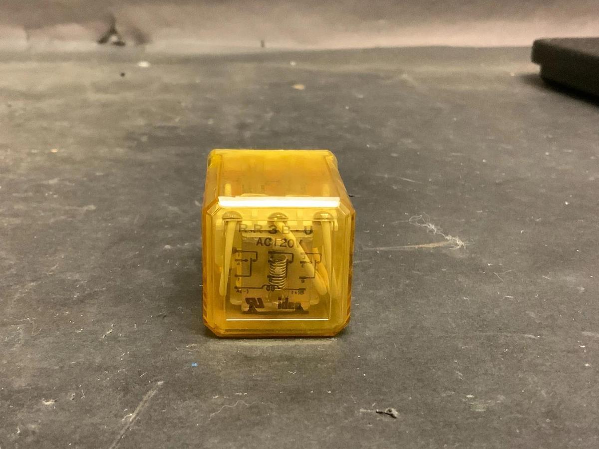 Used IDEC RR3B-UAC120V RELAY ($12 OBO)