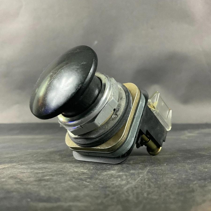 Used ALLEN BRADLEY 800T-D2 SERIES N BLACK PUSH BUTTON ($25 OBO)