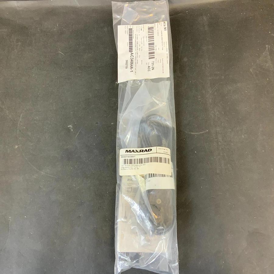 MAXRAD BMAX140DBMT ANTENNA W/ TRUCK LIP MOUNT ($40 OBO)