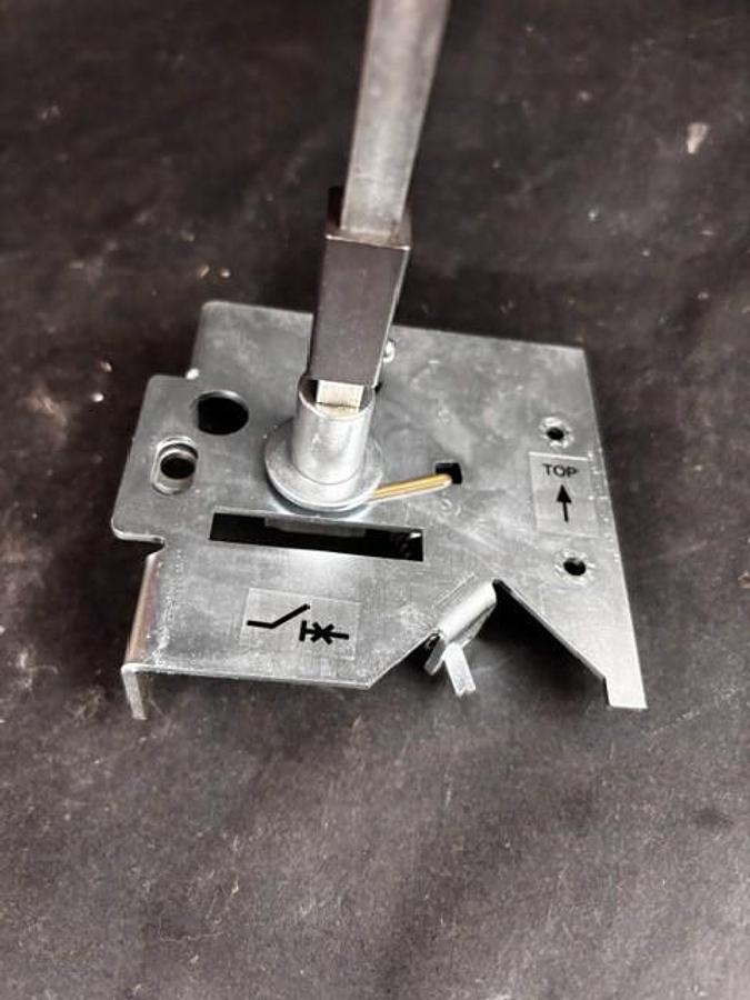 Used SIEMENS BUC9400 INTERLOCKING KIT W/ 3VL9400-3HE01 ROTARY ($150 OBO)