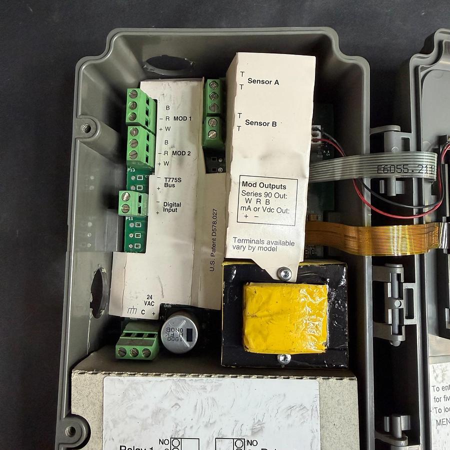 Used HONEYWELL T775M2048 TEMPERATURE CONTROLLER ($130 OBO)