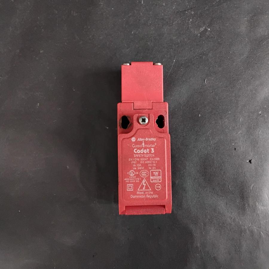 Used ALLEN-BRADLEY GUARDMASTER 440K SAFETY INTERLOCK SWITCH ($20 OBO)