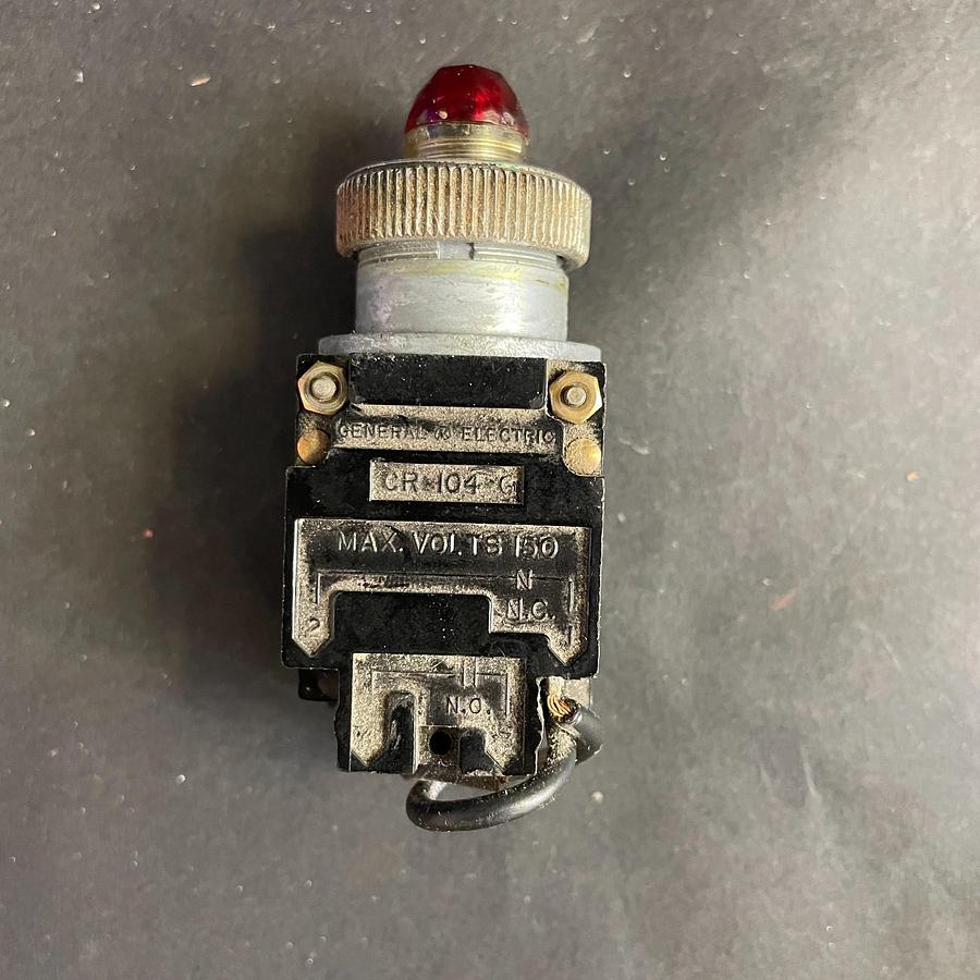 Used GENERAL ELECTRIC CR104G2 SERIES A MINIATURE OILTIGHT CONTACT BLOCK 150V 2NO 2NC