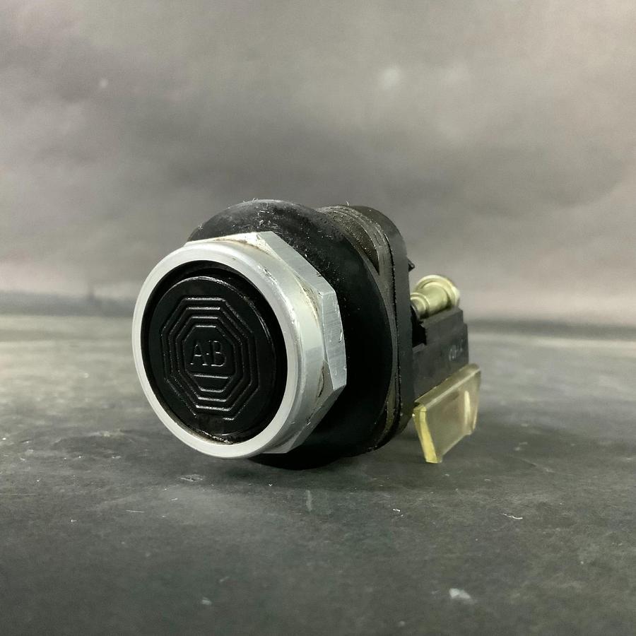 Used ALLEN BRADLEY 800T-A2 SERIES A BLACK PUSHBUTTON ($15 OBO)