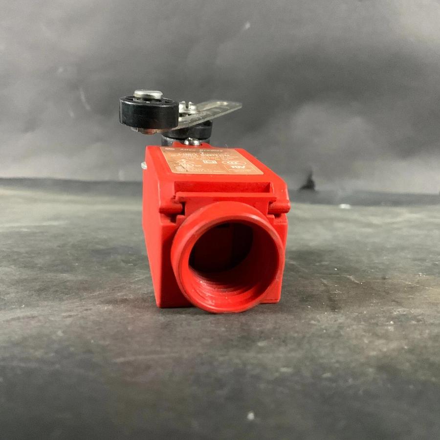 Used ALLEN BRADLEY EN-1088 LIMIT SWITCH W/ ROLLER ($40 OBO)
