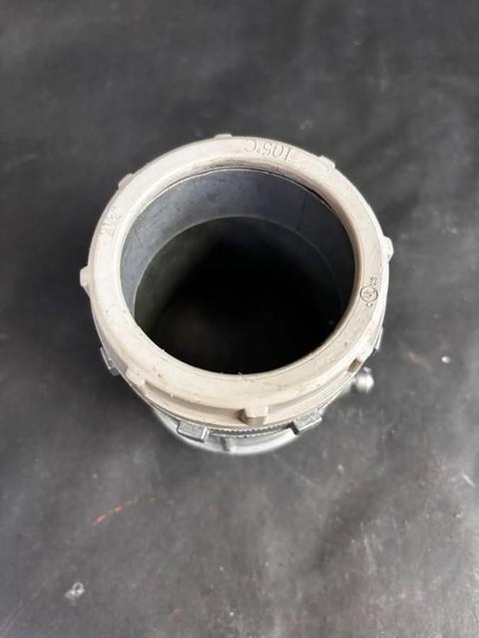 Used ARLINGTON 2 1/2" SET SCREW CONNECTOR ($10 OBO)