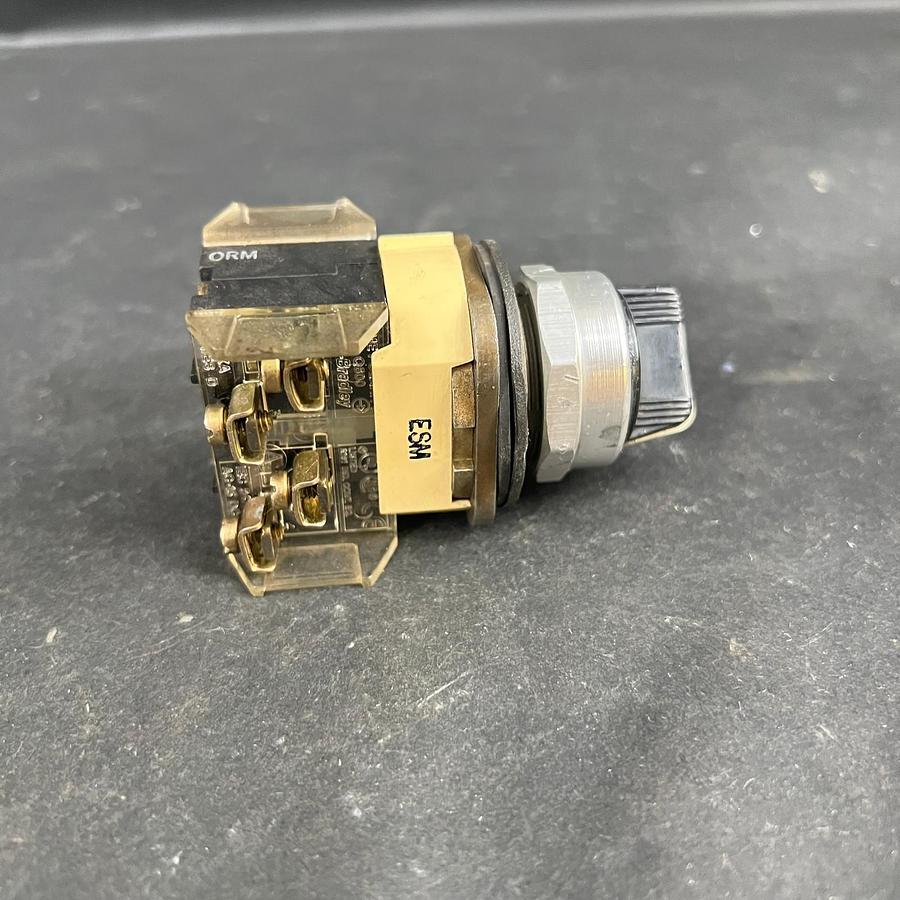 Used ALLEN BRADLEY 800T-J5KE7 SER T SELECTOR SWITCH ($30 OBO)