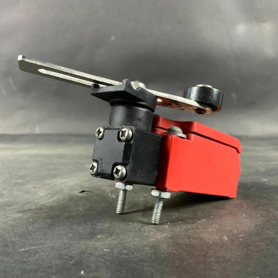 Used ALLEN BRADLEY EN-1088 LIMIT SWITCH W/ ROLLER ($40 OBO)
