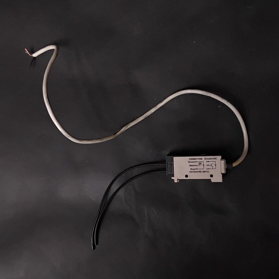 Used OMRON E3XR-CE4 PHOTOELECTRIC SWITCH ($15 OBO)