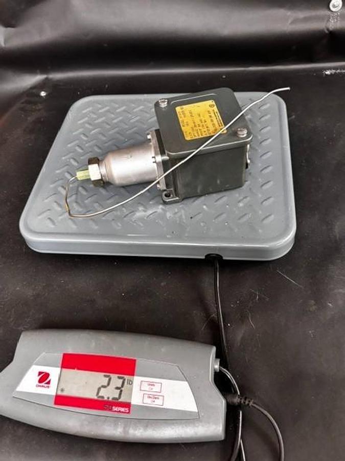 Used UNITED ELECTRIC E105 TEMPERATURE SWITCH