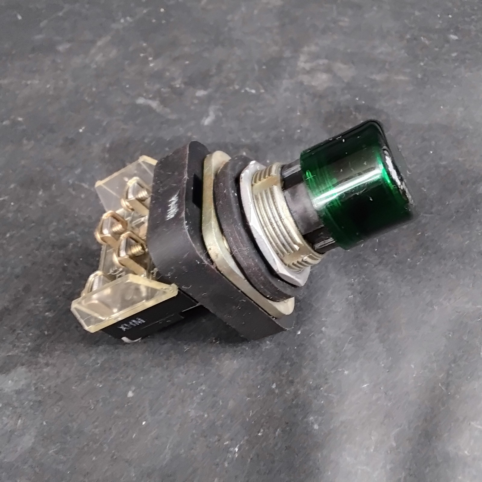 Used ALLEN BRADLEY 800T-PA16 SERIES N GREEN PUSHBUTTON SWITCH ($14